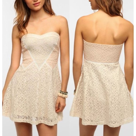 Anthro x KIMCHI BLUE Cream Mini Dress 0 XS Strapless Lace Sweetheart Paisley - Picture 1 of 12